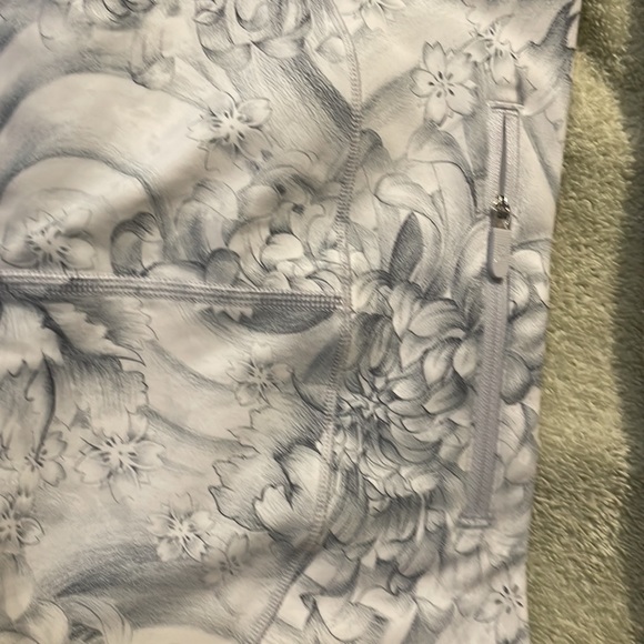 Floral Lululemon leggings - Picture 4 of 4